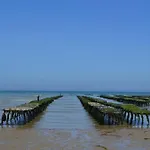 Le So Art, Grande Maison 4 Chambres, Terrain De Petanque, Grand Jardin Clos, Flipper, Babyfoot, Jeux Arcade, Ping Pong,1 Km Mer, Proche Golf, Port En Bessin, Bayeux Et Plages Du Debarquement, Adaptee Enfants Casa de Férias Commes