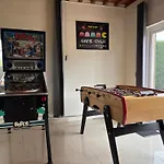 Le So Art, Grande Maison 4 Chambres, Terrain De Petanque, Grand Jardin Clos, Flipper, Babyfoot, Jeux Arcade, Ping Pong,1 Km Mer, Proche Golf, Port En Bessin, Bayeux Et Plages Du Debarquement, Adaptee Enfants Casa de Férias Commes