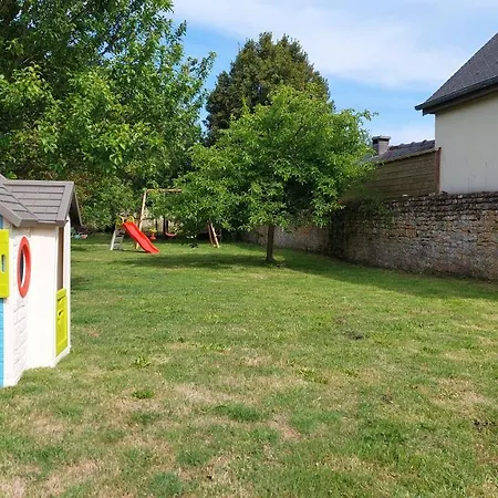 Дом отдыха Le So Art, Grande Maison 4 Chambres, Terrain De Petanque, Grand Jardin Clos, Flipper, Babyfoot, Jeux Arcade, Ping Pong,1 Km Mer, Proche Golf, Port En Bessin, Bayeux Et Plages Du Debarquement, Adaptee Enfants