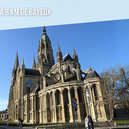 Дом отдыха Le So Art, Grande Maison 4 Chambres, Terrain De Petanque, Grand Jardin Clos, Flipper, Babyfoot, Jeux Arcade, Ping Pong,1 Km Mer, Proche Golf, Port En Bessin, Bayeux Et Plages Du Debarquement, Adaptee Enfants Commes