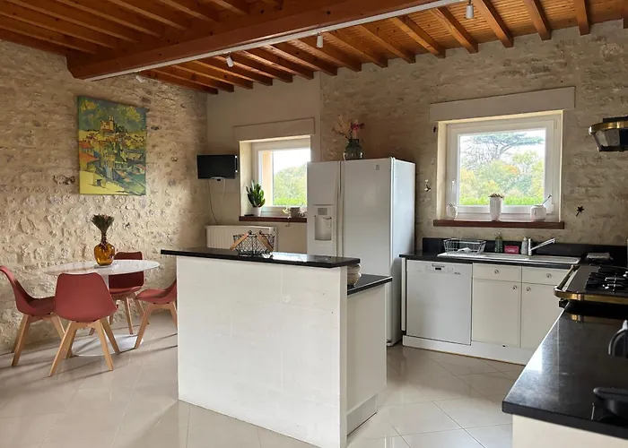 Grande Maison , Jardin,flipper,babyfoot, Ping Pong, Proche Golf, Port En Bessin, Bayeux Et Plages Du Débarquement, Adaptée Enfants Hébergement de vacances *