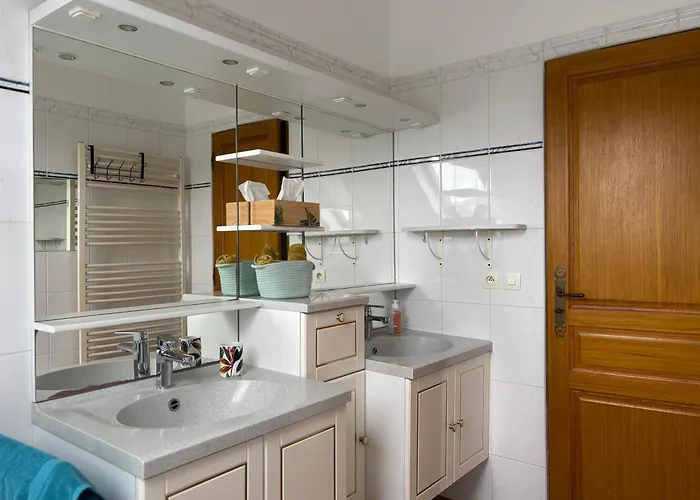 Grande Maison , Jardin,flipper,babyfoot, Ping Pong, Proche Golf, Port En Bessin, Bayeux Et Plages Du Débarquement, Adaptée Enfants Hébergement de vacances