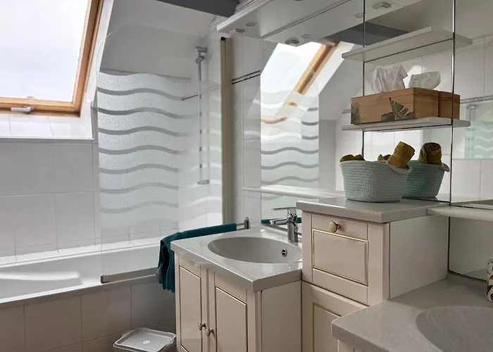 Grande Maison , Jardin,flipper,babyfoot, Ping Pong, Proche Golf, Port En Bessin, Bayeux Et Plages Du Débarquement, Adaptée Enfants Commes